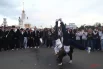 Танцевальное шоу развернулось прямо перед Центральным павильоном и фонтаном «Каменный цветок»: сложные акробатические трюки добавили празднику атмосферы уличной свободы.