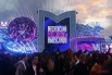 Мультимедийная сцена оформленная стилизованной литерой «М» стала эпицентром шоу. В программе - выступления музыкантов, динамичные световые представления и трансляция многотысячного зала на гигантских экранах.