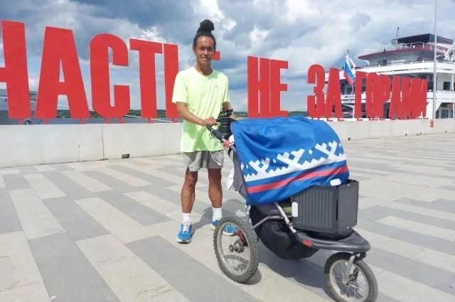 Коляска спортсмена с вещами и продуктами весит до 40 кг.