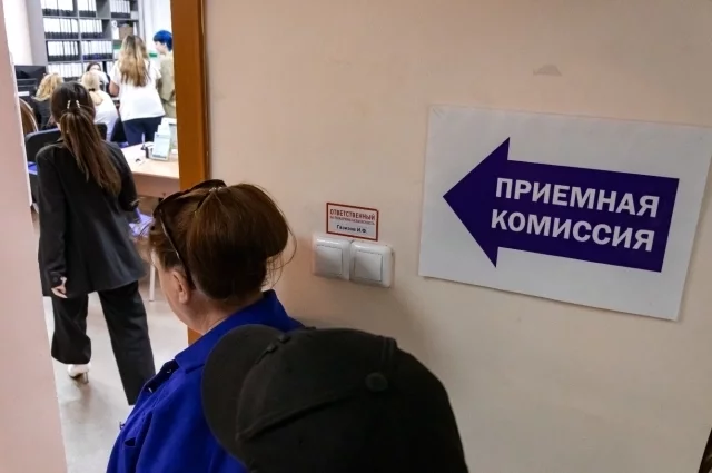 Пока молодёжь готовится не столько к поступлению в вузы, сколько к выпускным балам.
