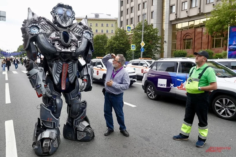 Стартовая точка праздника расположилась на Зубовской площади. Там же состоялся финиш, на котором организовали развлекательную программу для взрослых и детей.