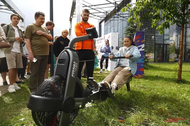 В спортивной зоне можно попробовать свои силы на гребном тренажере, проявить ловкость на скалодроме или поиграть в баскетбол. 