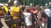 Сложную рыцарскую амуницию не так-то просто надеть без помощи.