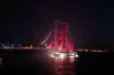 Ровно в 00:40 под вспышки салюта и радостные возгласы тысяч выпускников, собравшихся на набережных, по реке проследовал белоснежный бриг «Россия» с алыми парусами.
