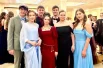 В этот день блистали не только девушки, юноши были им подстать. Выпускники предпочли классическому черному костюму, бордовые, серые и бежевые костюмы. 