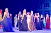 Большинство девушек выбрали длинные элегантные платья благородных оттенков. 