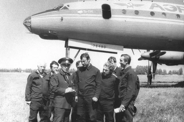 Приём самолета Ту-114. Александр Петрович Гуркин в центре (форме), Крайный справа - Фёдор Иванович Горюнов, справа - экипаж самолета.