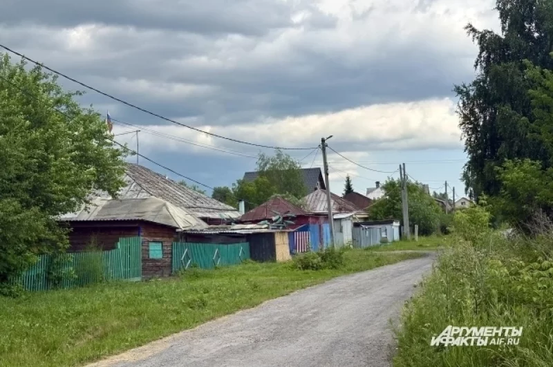 Эта улица плавно перетекает в другую, находящуюся в двух шагах от старого кладбища. 