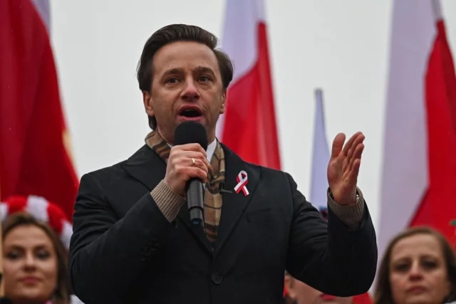 По мнению Босака, деньги польских налогоплательщиков идут на финансирование насквозь коррумпированного режима. 