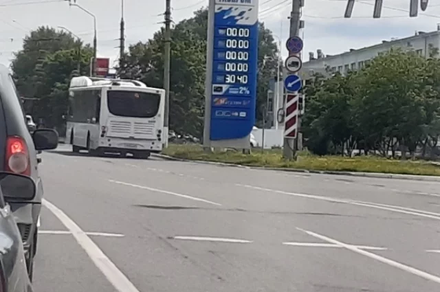 Такую картину можно видеть на многих заправках областного центра.