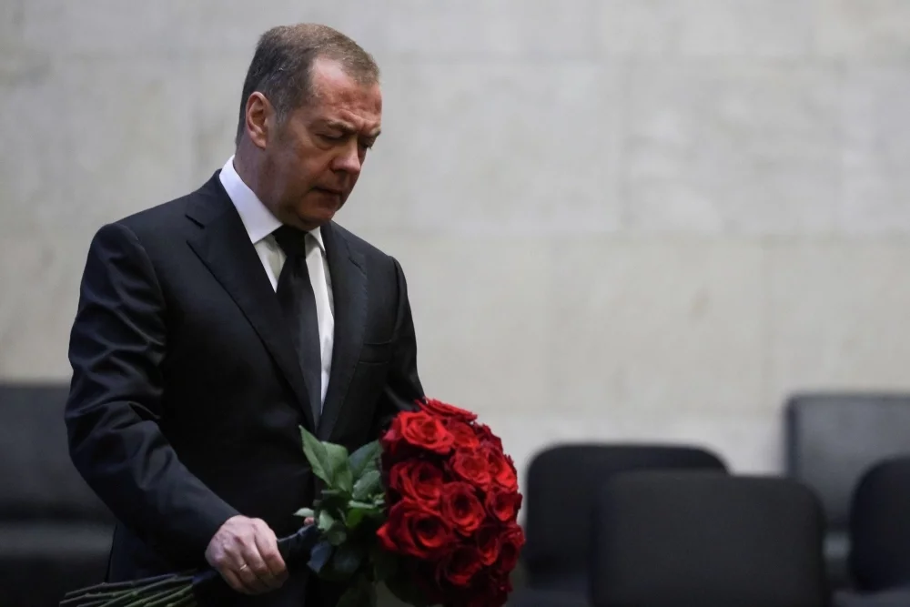 Заместитель председателя Совета безопасности РФ Дмитрий Медведев во время прощания с бывшим министром обороны, спецпредставителем президента Сергеем Ивановым.