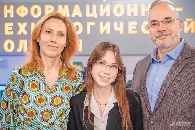  Первая в истории ЕГЭ 500-балльница Катя Малкова с родителями сейчас в центре внимания.