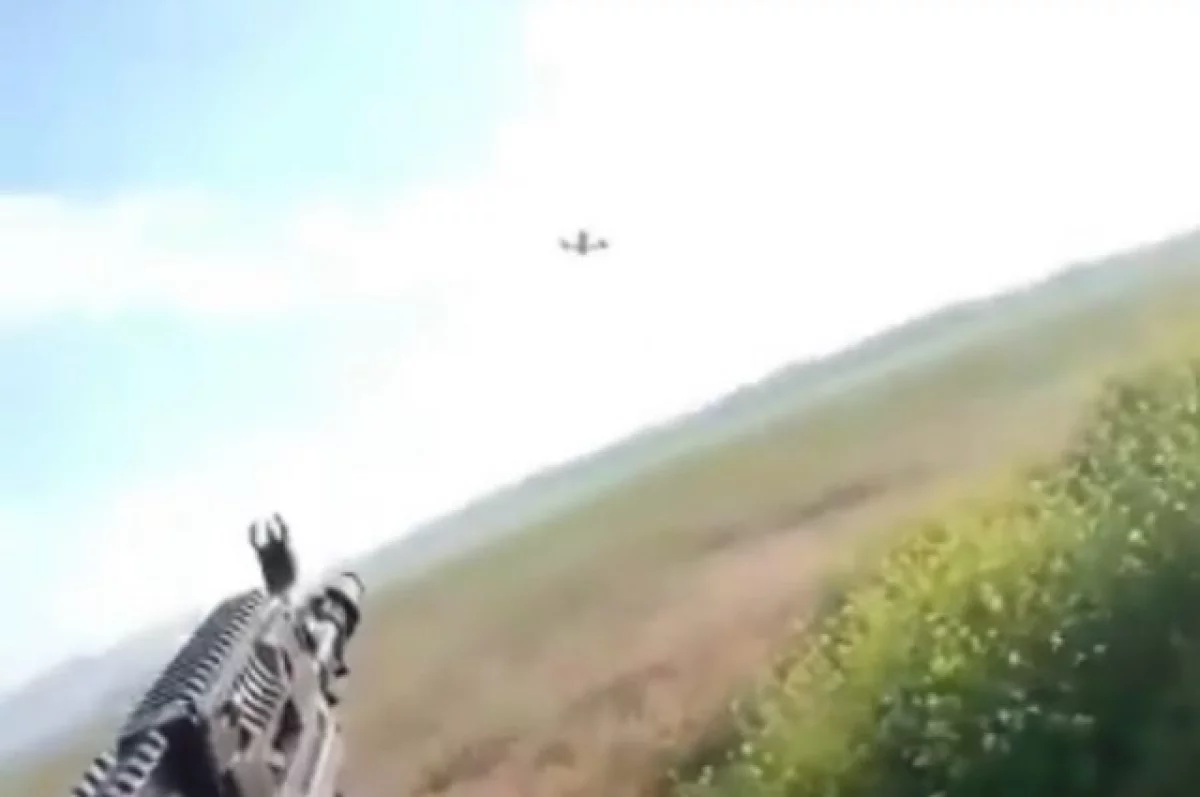 В Сети показали видео, как боец РФ отвлек дрон на себя, спасая гражданских