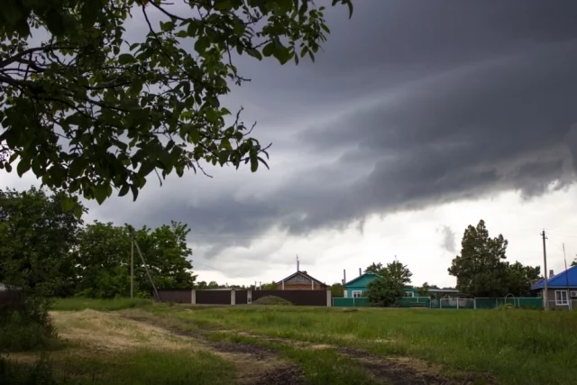 Крестьяне смотрели за дождями, грозами, росой, чтобы понять, каким будет остаток лета.