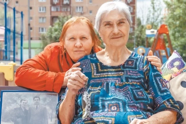 Зоя Железняк (на переднем плане) шьёт для бойцов милых зверюшек и подушки с необычным рисунком. А Ирина Куликова отправляет их в госпитали и на передовую.