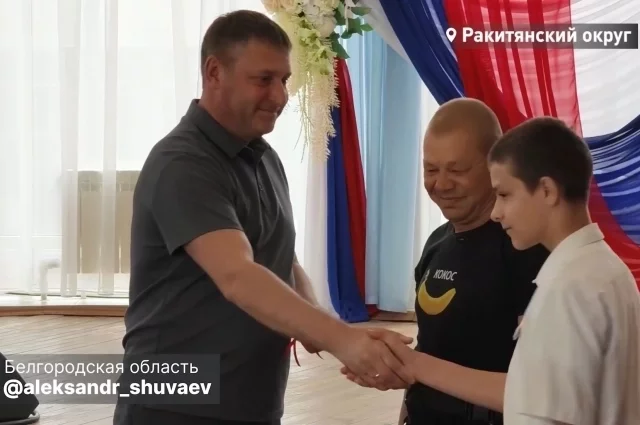 Александр Шуваев вручил многодетным ключи от нового жилья.