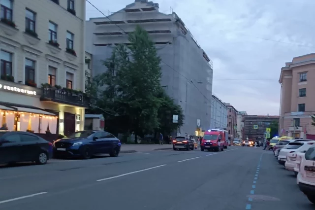 Жильцов подъезда, нависшего над провалом, временно расселили: всего эвакуировали 26 человек.