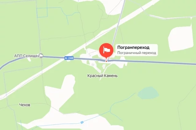 Пограничный пункт «Красный камень» находится вблизи российско-белорусской границы, примерно в 55 км от Гомеля и в 250 км от Брянска.