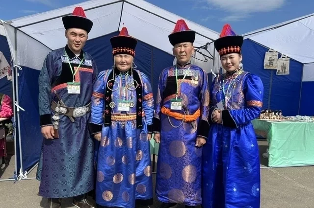 Народные костюмы для семьи Аюшеевых сшила дочь