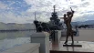 Скульптура женщины с ребенком символизирует верность и ожидание.