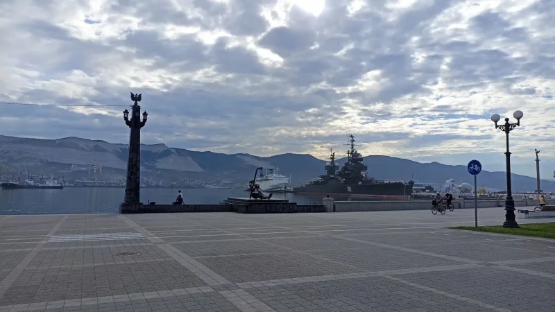 Набережная Новороссийска на фоне Цемесской бухты и гор.