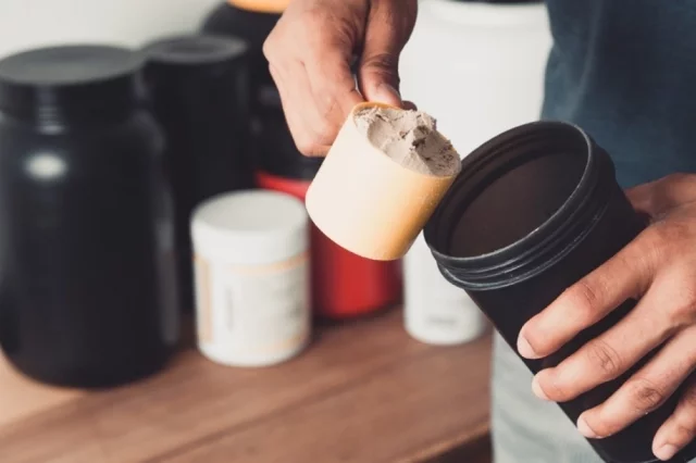 Слово «протеин» происходит от английского protein и буквально означает «белок». С точки зрения биологии и питания это одно и то же вещество. 