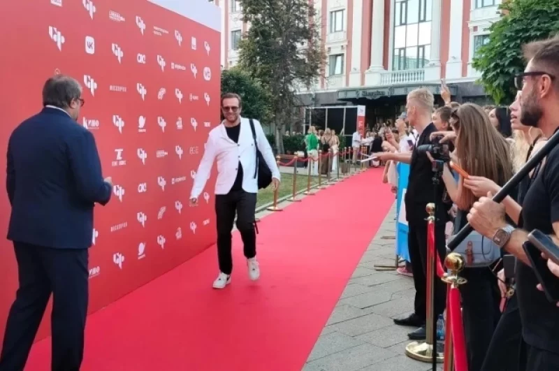 Режиссёр Клим Шипенко на церемонии открытия фестиваля получил спецприз «За вклад в современный кинематограф».  