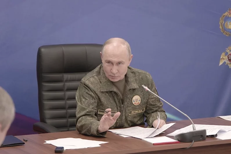 Владимир Путин посетил вспомогательный пункт управления Объединённой группировки войск.