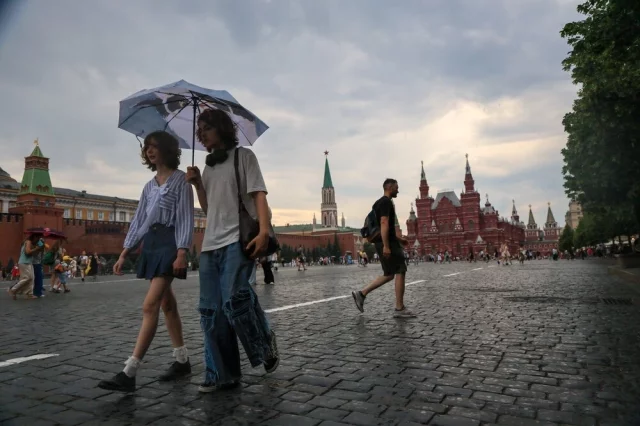 Москвичи проведут выходные с зонтами.