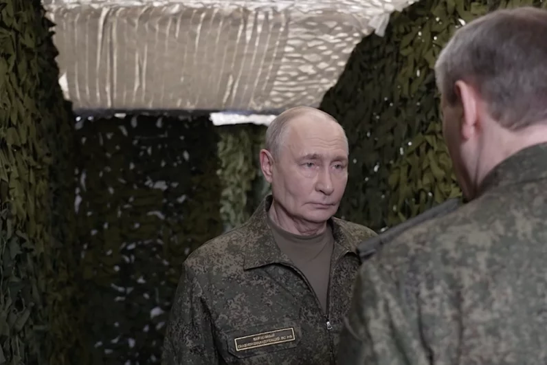 Владимир Путин посетил вспомогательный пункт управления Объединённой группировки войск.