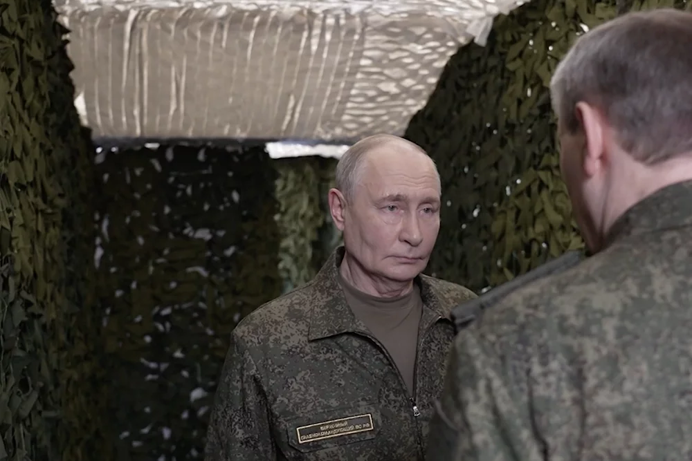 Владимир Путин посетил вспомогательный пункт управления Объединённой группировки войск.