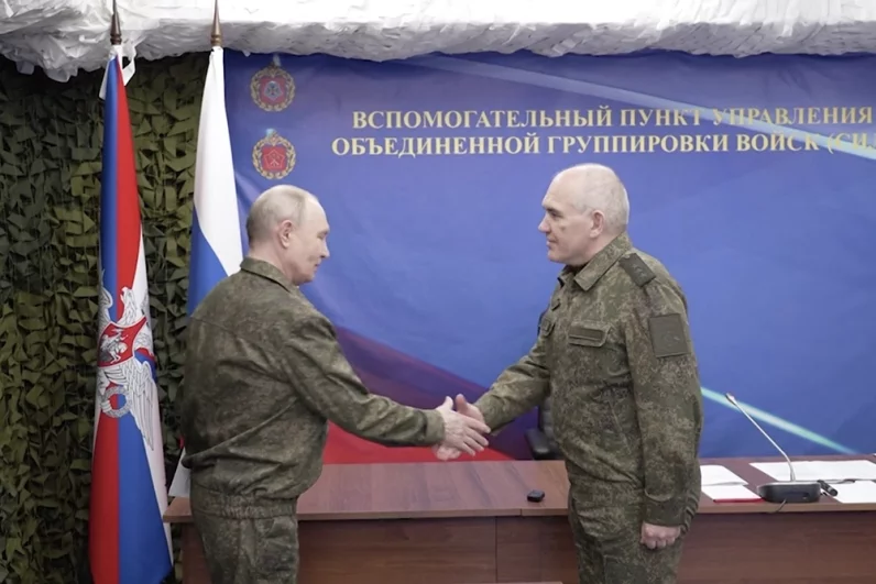 Владимир Путин посетил вспомогательный пункт управления Объединённой группировки войск.