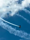 Эффектный элемент одиночного высшего пилотажа — пролет спортивного поршневого самолета сквозь собственную или оставленную группой дымовую петлю. 
