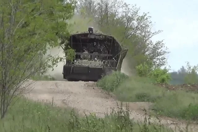 БТР-82 направляется на боевую задачу.