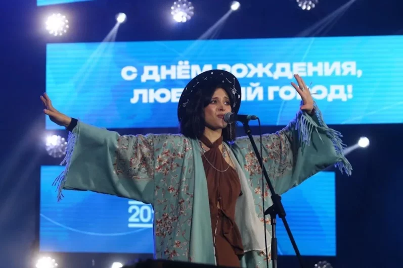 На сцене Женя Любич