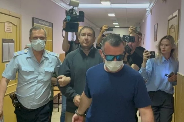Обвиняемого в убийстве школьницы ведут в зал суда.