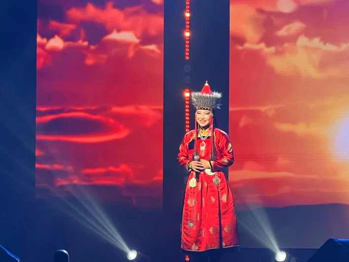 Даже освещение под цвет наряда.
