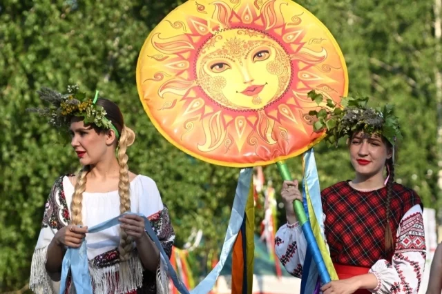 Народный праздник Иван Купала посвящен цветению и плодородию, приурочен к летнему солнцестоянию.