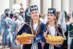 Культурное многообразие дополнил и гастрономический символ праздника - абрикос. Организаторы сохранили традицию и доставили в Москву прямиком из Армении отборные фрукты, которыми угощали всех желающих.
