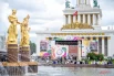 Гостей ждала насыщенная программа на центральной сцене у фонтана «Дружба народов». Множество артистов из разных регионов России и других стран выступили с номерами.