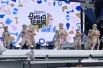 На сцене артисты выступали тоже в тему праздника. 