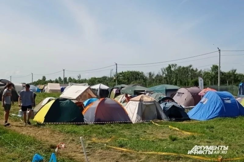Многие гости фестиваля приехали на него своим ходом и поселились в палаточном лагере (правда, палатки нужно было брать свои).