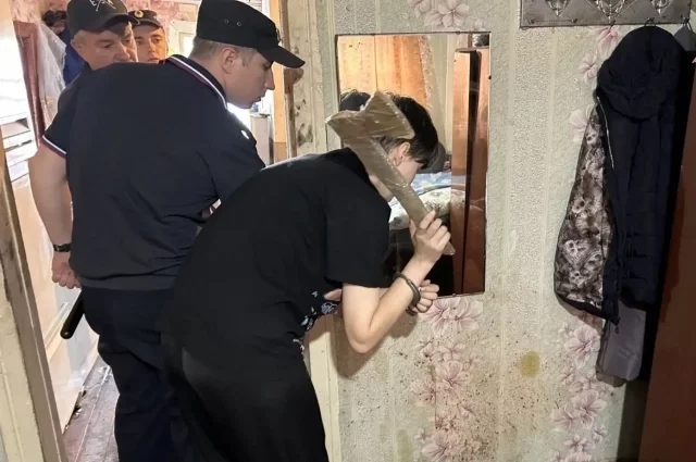 Подозреваемая во время следственного эксперимента