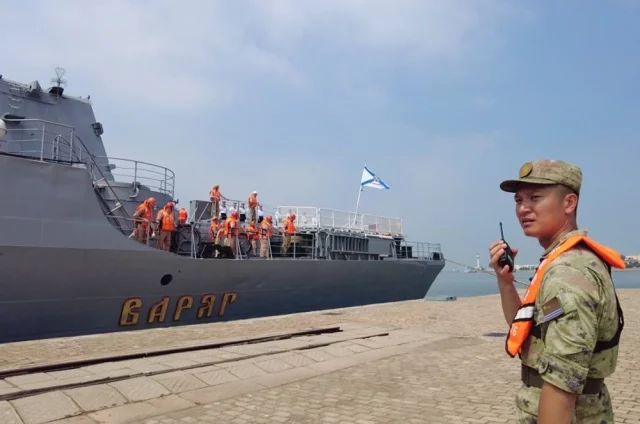 Флагман Тихоокеанского флота ВМФ РФ гвардейский ракетный крейсер «Варяг» на открытии российско-китайских учений «Морское взаимодействие-2026» в порту Циндао.