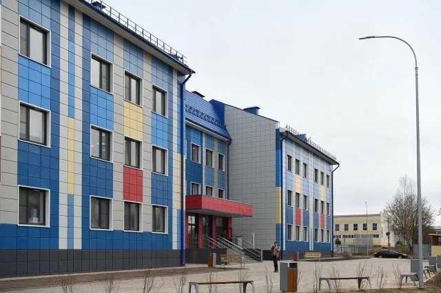 Сейчас новая школа в селе Дмитрова Гора уже построено.