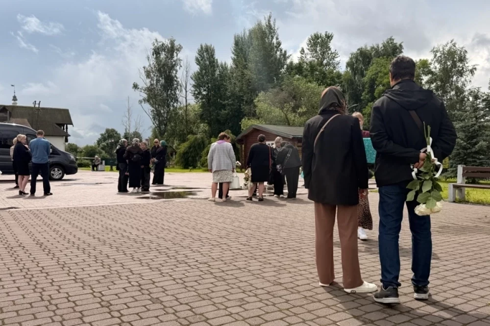На отпевание девочки прибыли только родные, близкие, друзья и соседи.