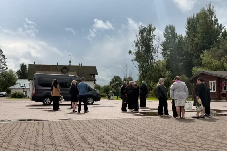 Люди несли цветы. Многие плакали.