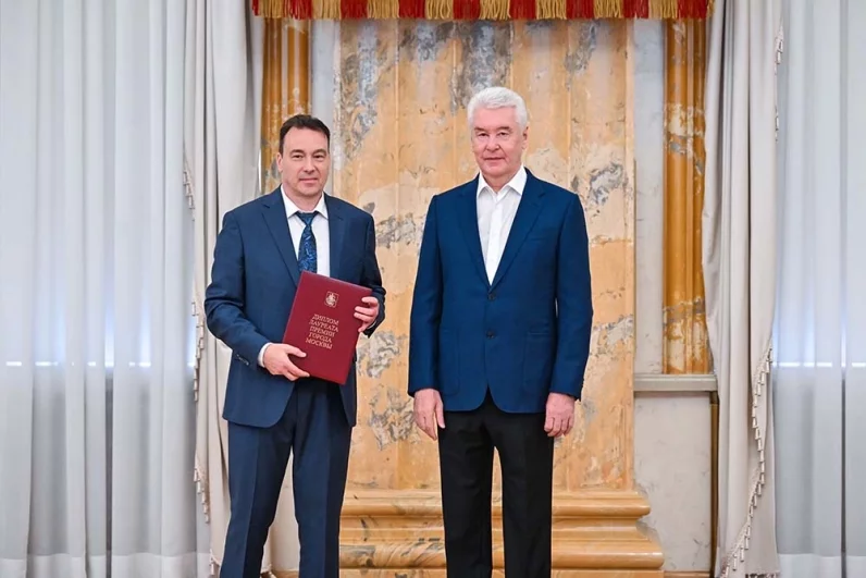 Рубен Аракелян поднялся на сцену за дипломом лауреата за оригинальное архитектурное решение многоквартирного жилого дома на Автозаводской улице.