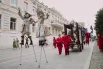 Актёры в гриме и на ходулях.