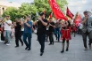 С оркестром шагать веселее.